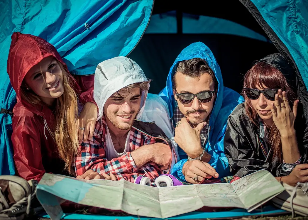 yağmurlu havada kamp