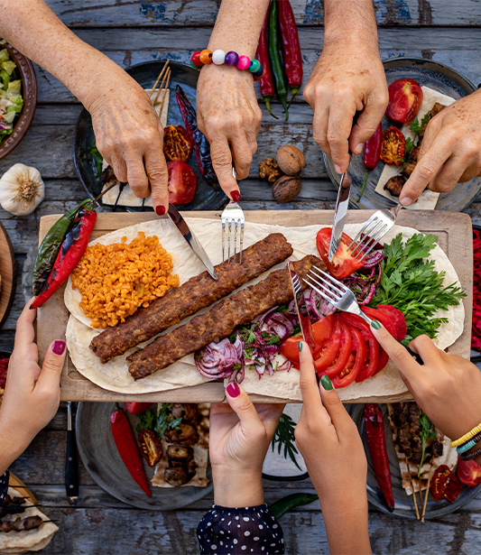 Kasımda Türkiye’nin Yerel Lezzet Rotaları: Gastronomi Seyahati için Araç Kiralama Önerileri