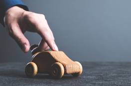 <h2>Profesyoneller</h2>

<p>Otomotiv sektöründe veya farklı sektörlerde tecrübe edinmiş başarılı profesyoneller için yayınlanan ilanlarımıza kullanıcı dostu aday sistemimizden ulaşabilir ve ilgili sistemden seni yakından tanıyabilmemiz için ihtiyaç duyduğumuz bilgileri bizimle paylaşabilirsin. Tecrübelerine ve kariyer planlarına uygun tüm ilanlarımızı inceleyebileceğin ve başvuruda bulunacağın bu sisteme, seni daha yakından tanıyabilmemiz için uygulamakta olduğumuz birçok online platform da entegre edildi. Online platformlar üzerinden yürüttüğümüz mülakat, kişilik envanteri ve sınav uygulamalarımızla senin için en konforlu ve hızlı aday deneyimini oluşturmayı hedefliyoruz. Bu sistemimizde yer alan anlık durum takibi ekranı ile sürecinin hangi aşamada olduğunu sen de takip edebilirsiniz.&nbsp;<u><a href="https://career5.successfactors.eu/career?company=Koc&amp;career%5fns=job%5flisting%5fsummary&amp;navBarLevel=JOB%5fSEARCH&amp;site=VjItcmY2YVFFcnJMYWhIb3RmMzhTYU9Ldz09&amp;_s.crb=b%2b%2fIWBlobjdr7myUDsWul%2fJ3TIY%3d" target="_blank">Başvuru için tıkla.</a></u></p>
